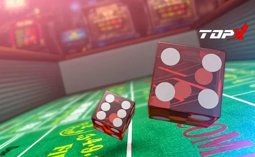 Dois dados vermelhos em primeiro plano sobre uma mesa de dados verde, com máquinas de cassino desfocadas ao fundo, imagem de divulgação da TopX